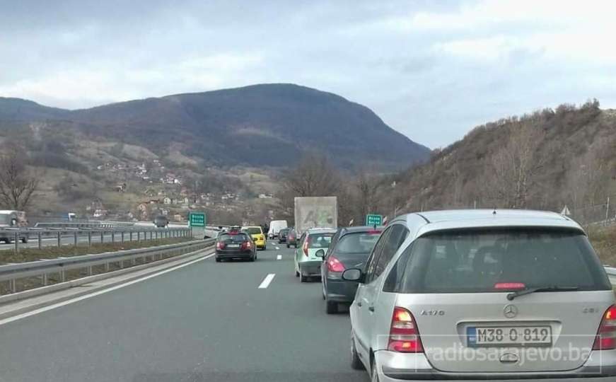 Udes na putu Kakanj-Zenica, gužve u saobraćaju